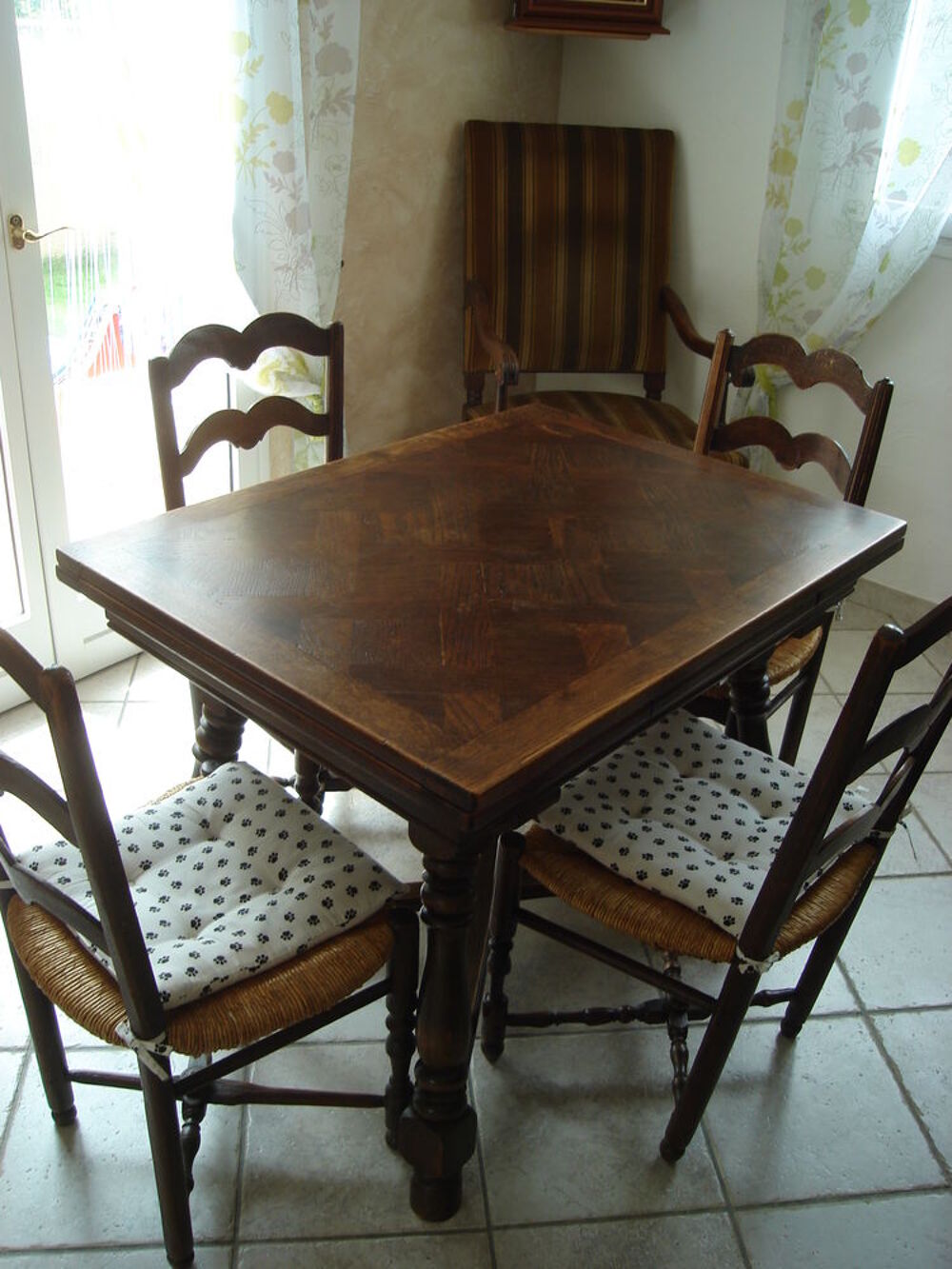 table et 4 chaises paill&eacute;es Meubles