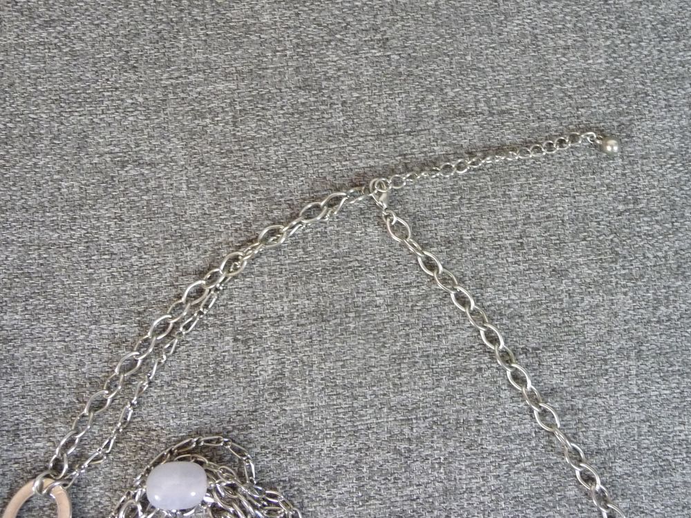 Collier/ Sautoir en M&eacute;tal Argent&eacute; avec Perles Plastique Gris Bijoux et montres