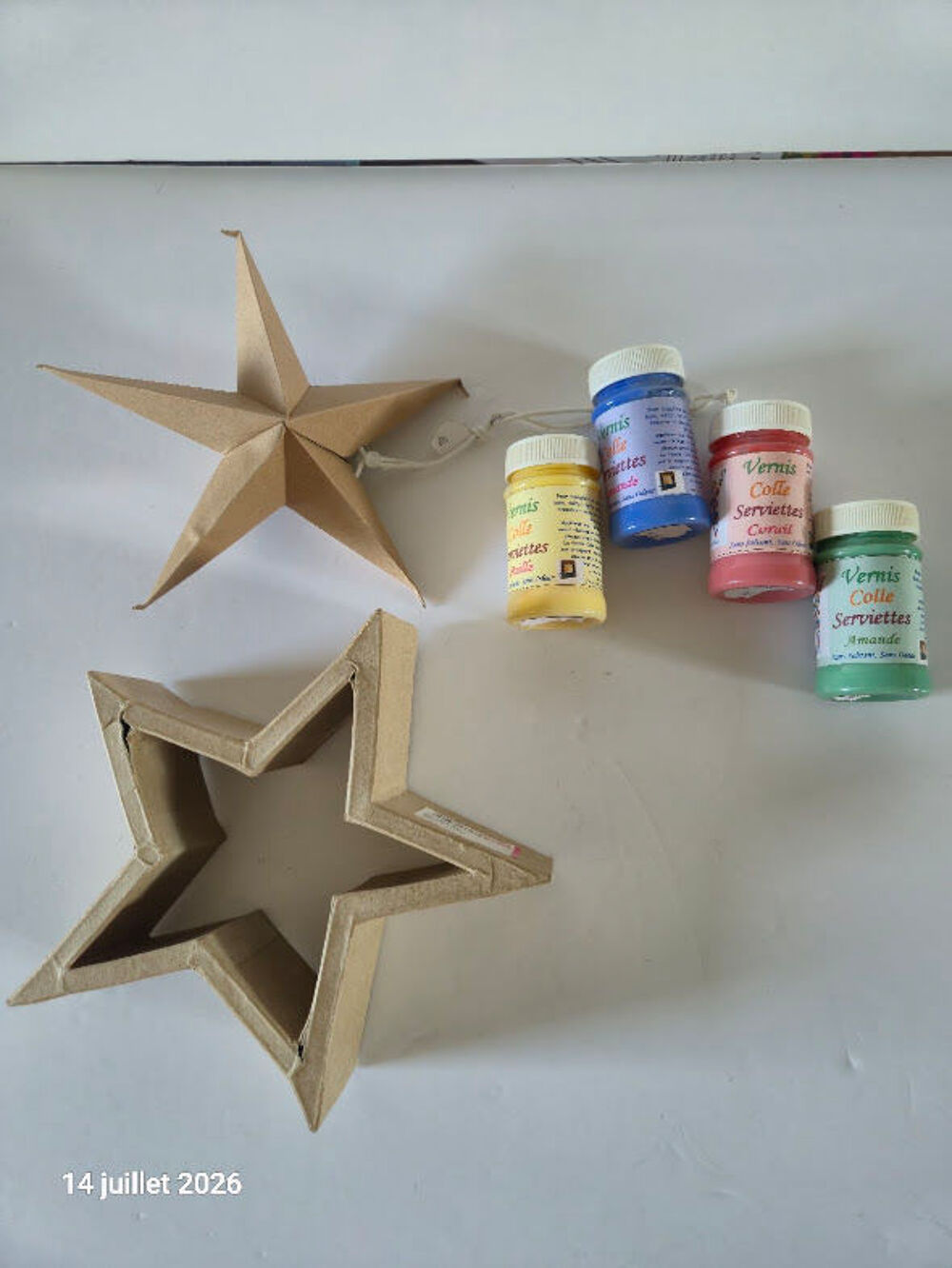 Lot de 4 pots de vernis colle de couleur, et 2 &eacute;toiles en pa Jeux / jouets