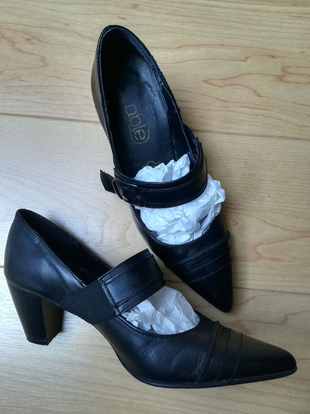 CHAUSSURES FEMME avec bride / COLORIS NOIR / PT 36 
Chaussures