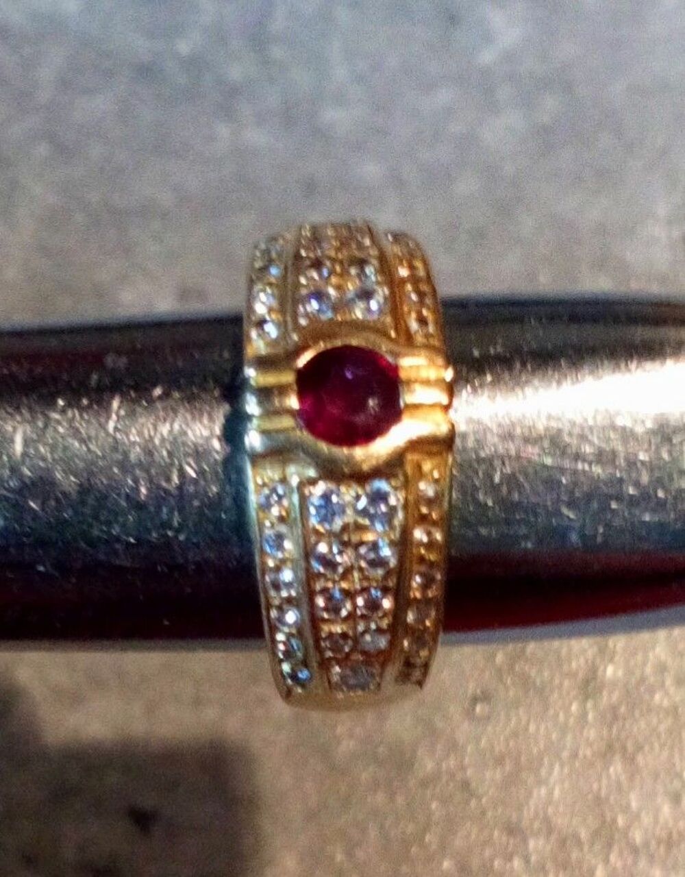 Bague Korloff avec rubis et 42 diamants. Bijoux et montres