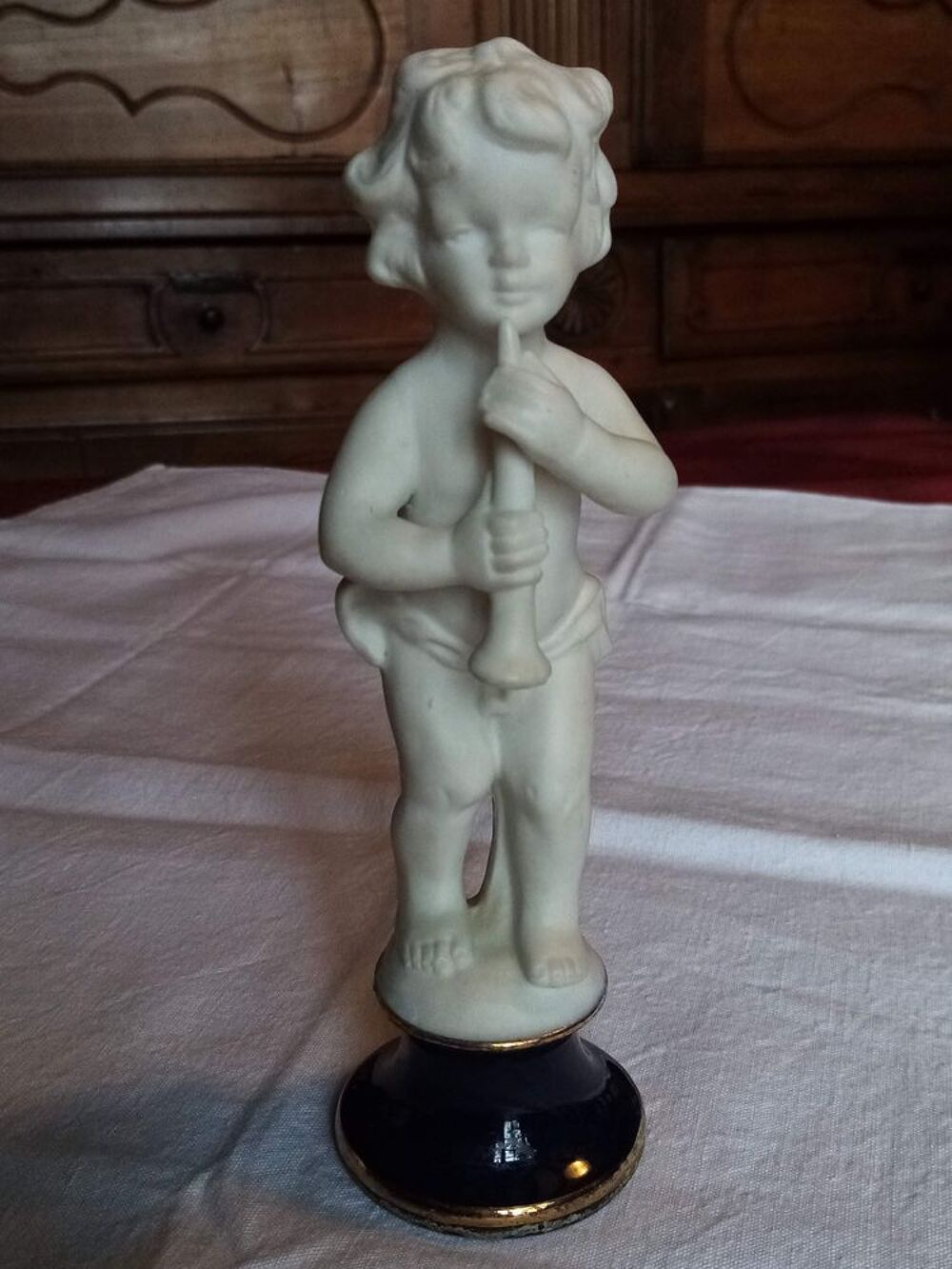 Ancien angelot ''joueur de fl&ucirc;te'' en biscuit sur socle n&deg;5 