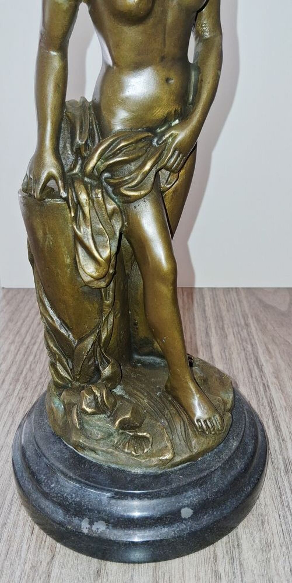 Statue en bronze sur socle en marbre noir 