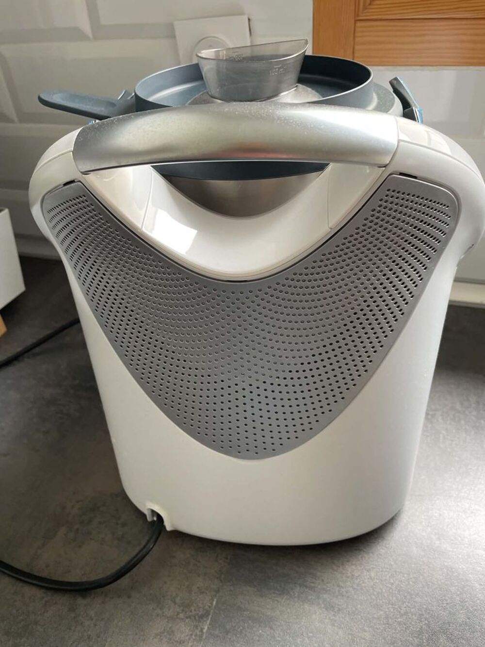 Thermomix TM5 neuf avec accessoires servi une fois Electroménager