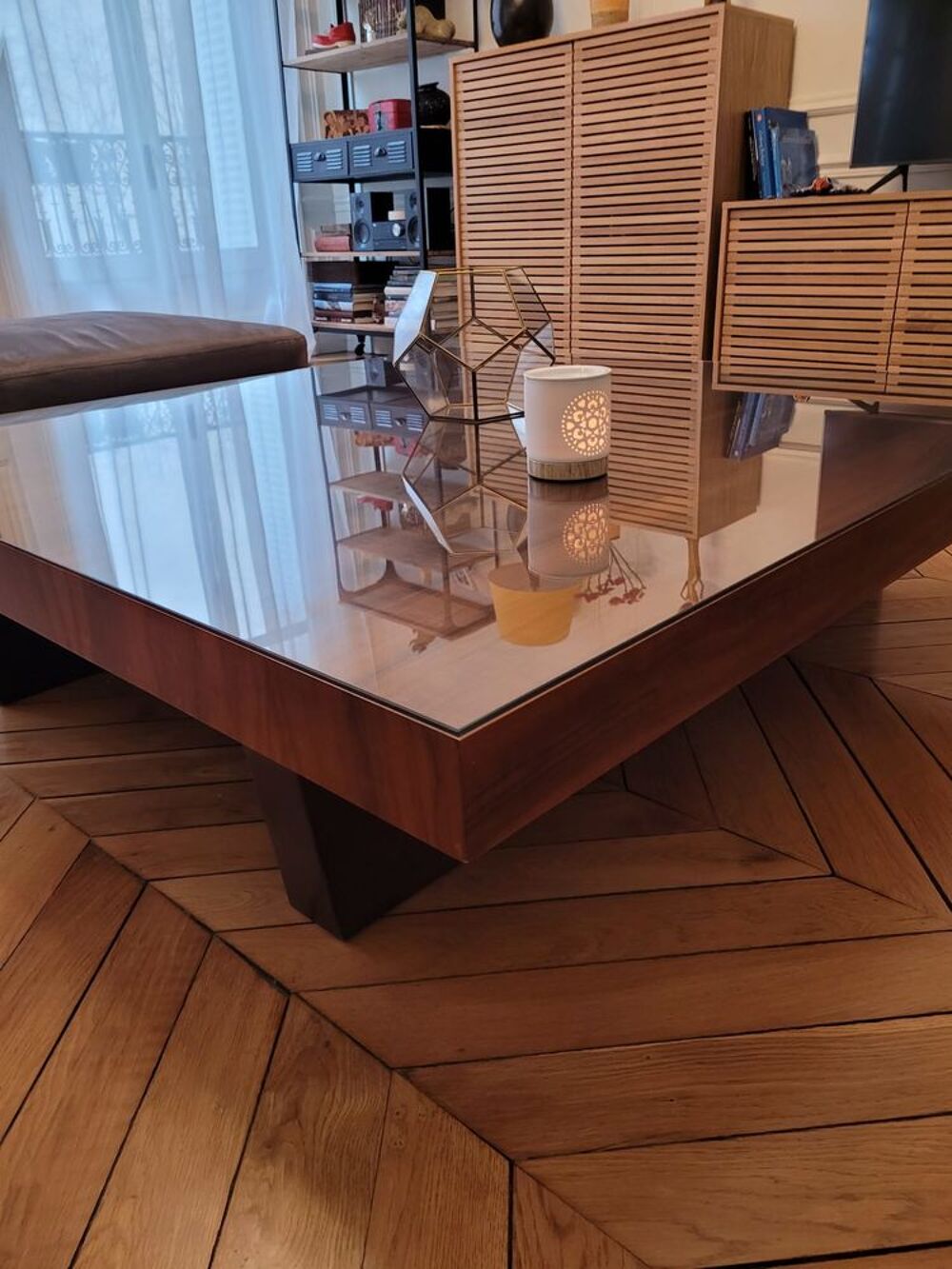 Table carr&eacute;e en bon &eacute;tat. Dimensions : 1,40 m x 1,40 m x 0,3 Meubles