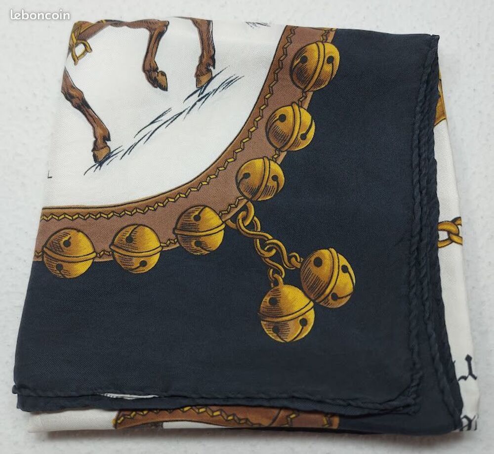Castel Foulard Soie Fond Ivoire Bord Noir Chevaux de Parade Vêtements