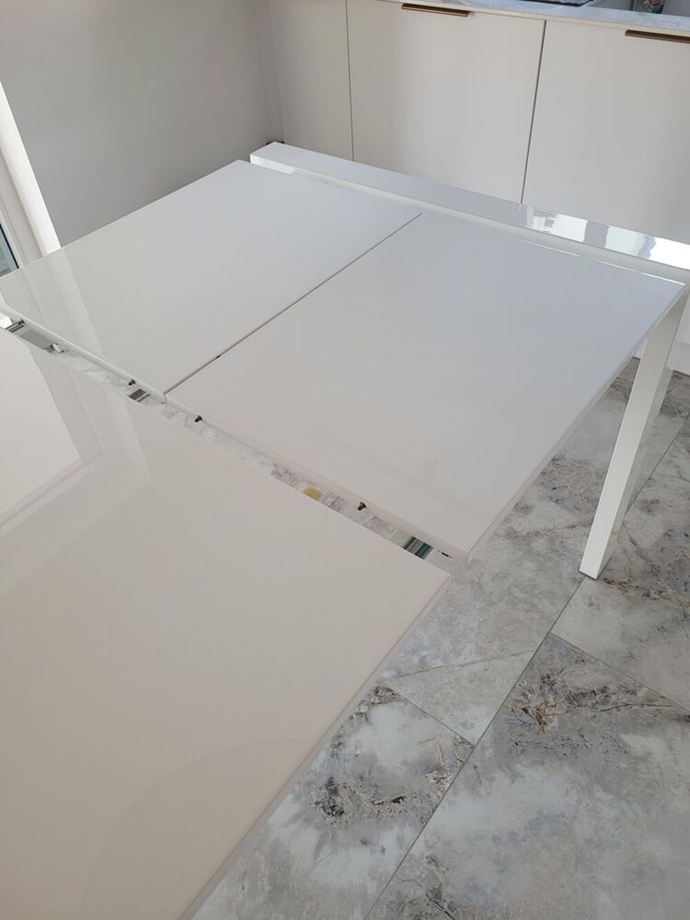 &Eacute;l&eacute;gante table extensible laqu&eacute;e blanche avec 6 chaises mode Meubles