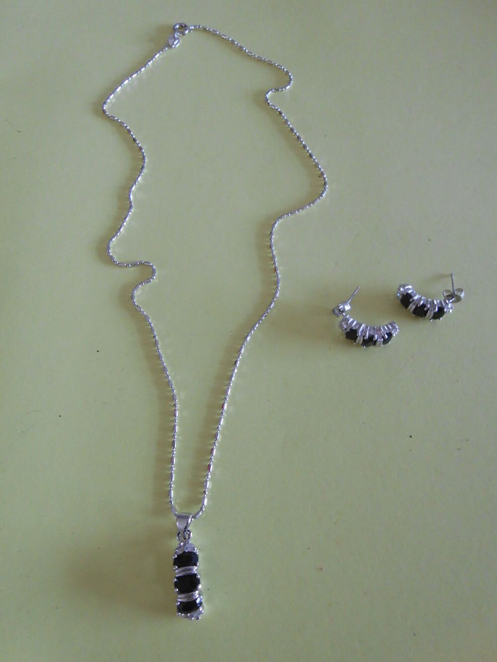 CHAINE ARGENTEE AVEC PENDENTIF Bijoux et montres