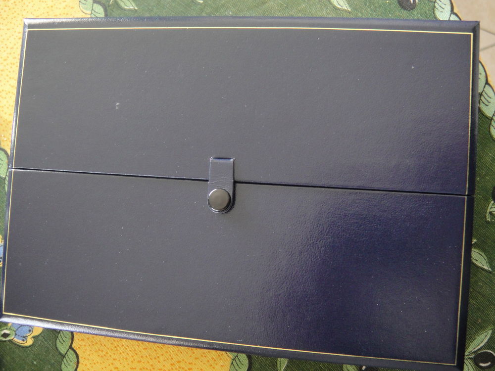 Coffret de pin's. Décoration