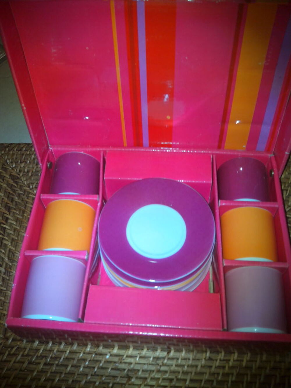 Lot de 6 tasses + soucoupes " NEUF" Décoration