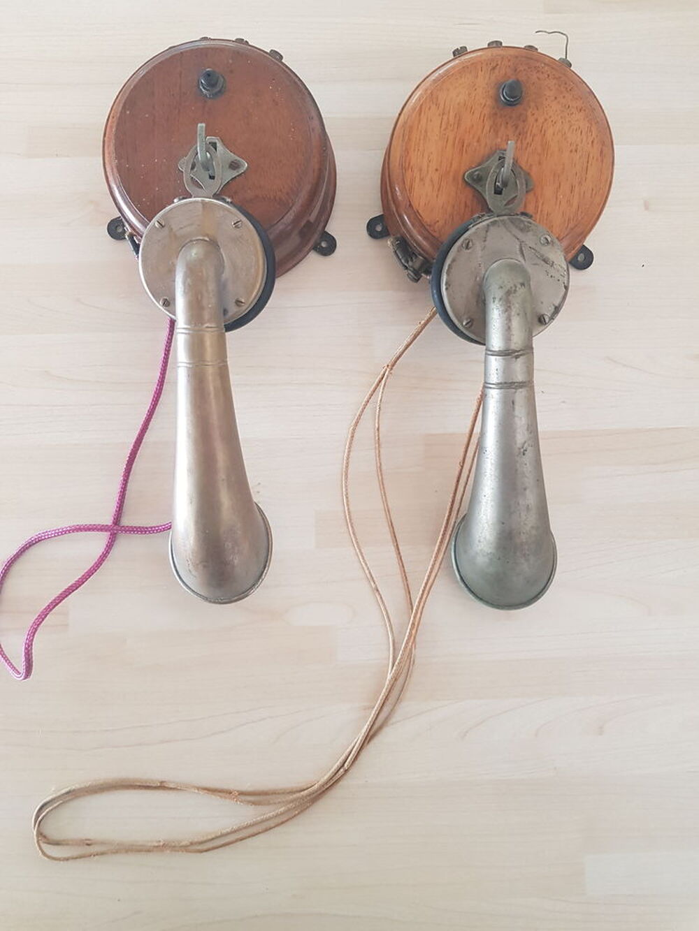 2 t&eacute;l&eacute;phones muraux 1900 Téléphones et tablettes