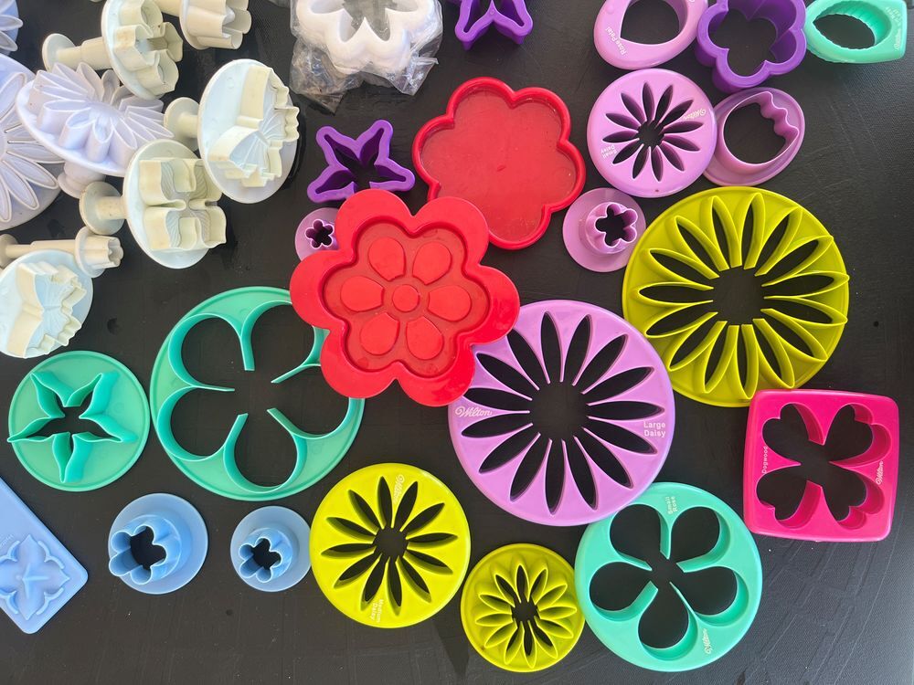 Lot de plus de 70 emportes pi&egrave;ces motifs fleurs pour g&acirc;teaux Cuisine