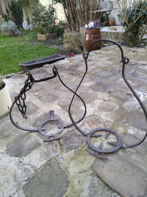 accessoires de chemin�e, deux porte  chaudron, en fer forg�  40 Bondy (93)