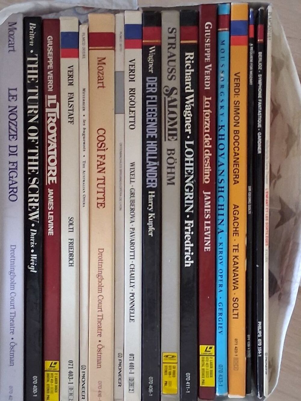 lecteur de laser disques vid&eacute;o et CD
avec 60 vid&eacute;o disques Audio et hifi