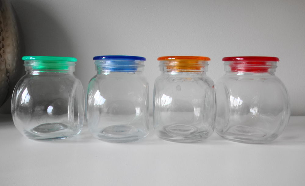 Pots &agrave; condiments en verre sur support chrom&eacute;.
Décoration