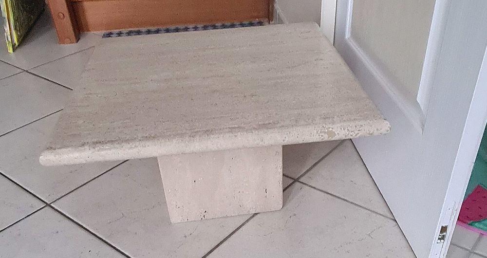 Petite table basse en travertin de Ligne Roset Meubles