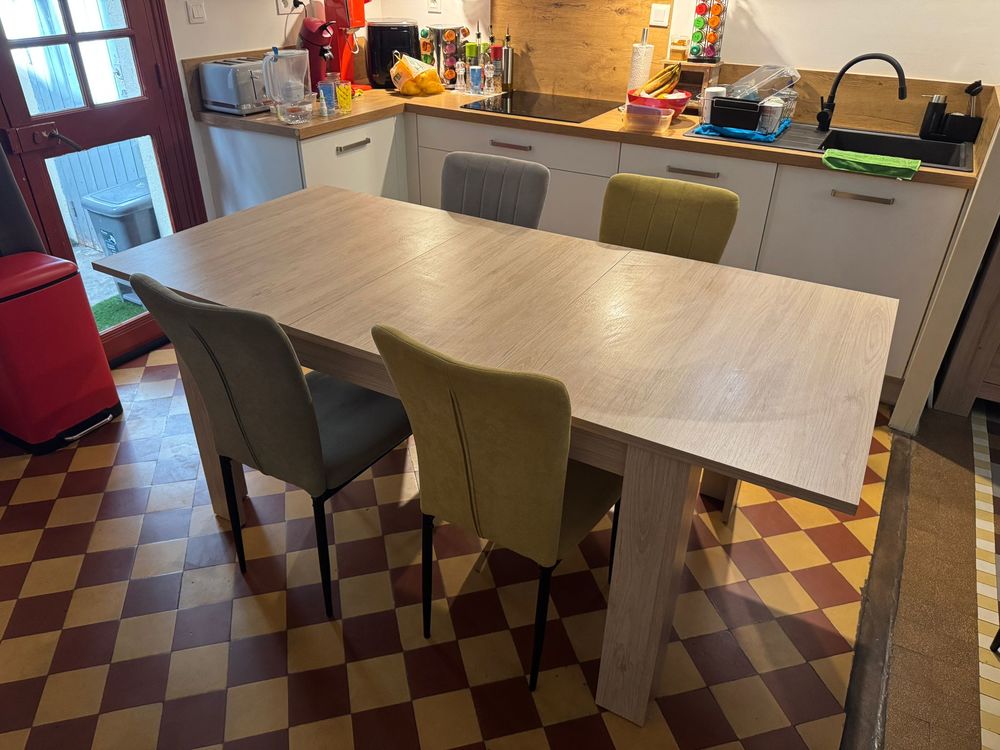 table en bois + 6 chaises en tr&egrave;s bon &eacute;tat Meubles