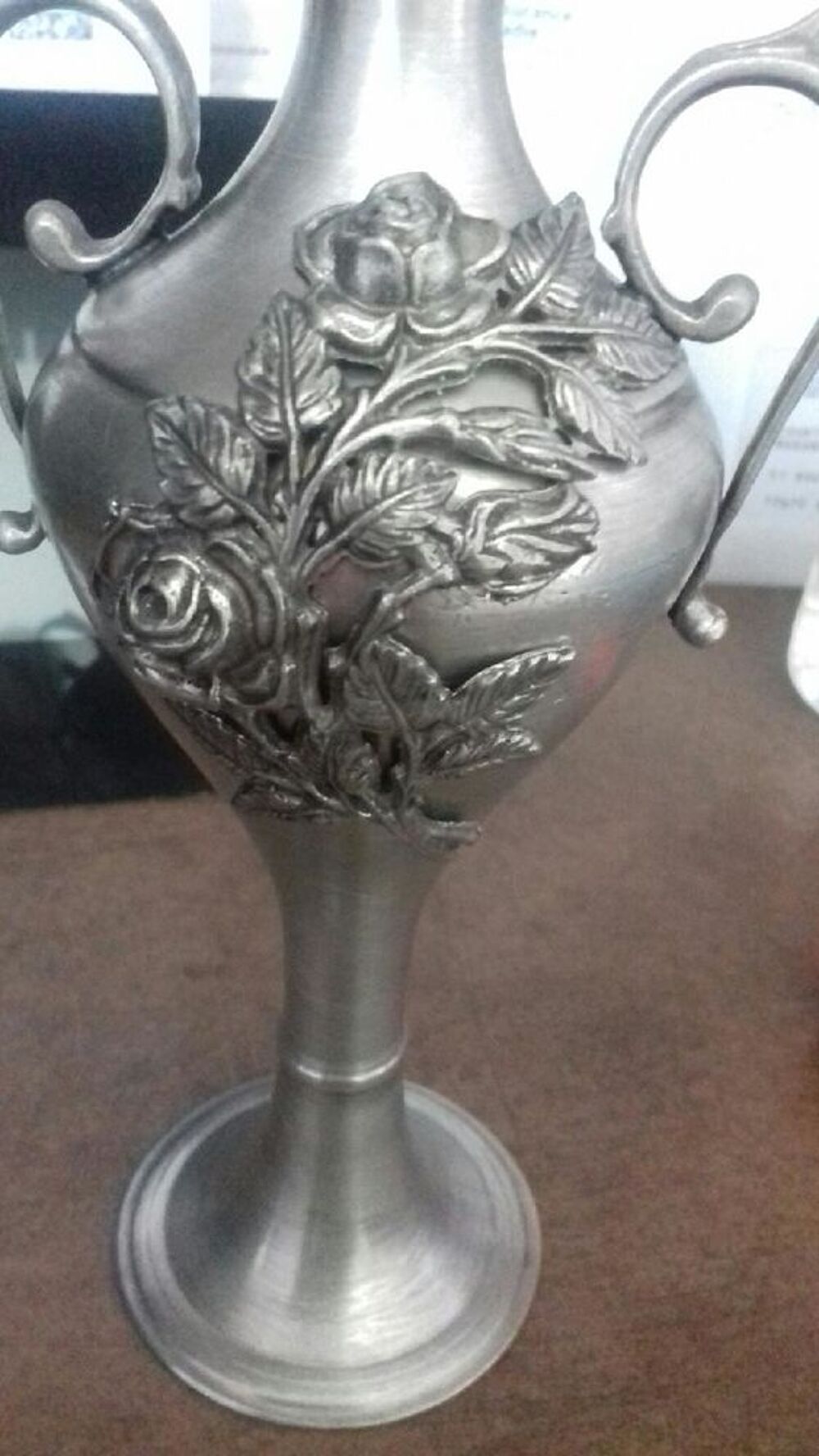 Vase solitaire en &eacute;tain 95%
Hauteur 21 cm
Base 6.5 cm Décoration