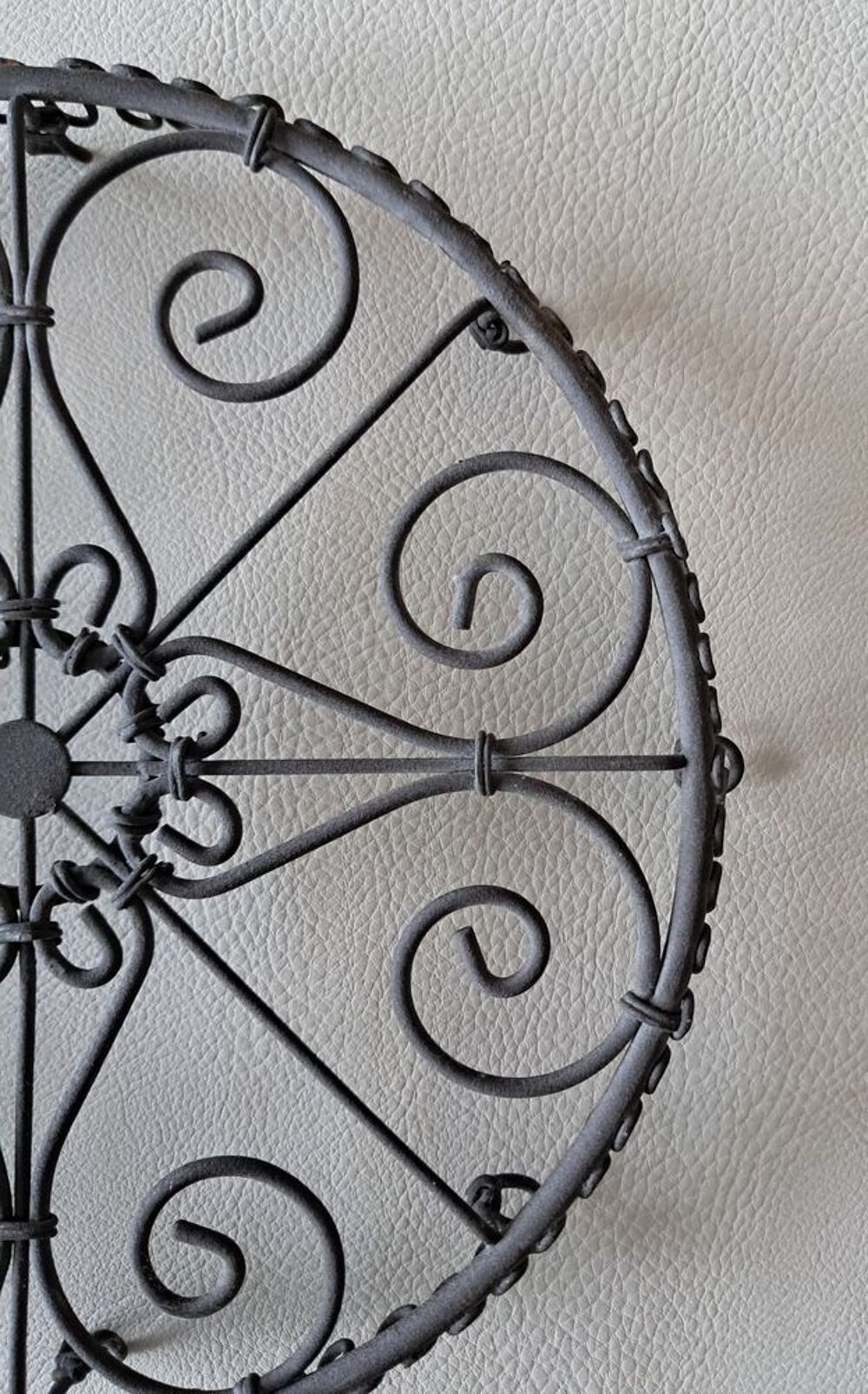 dessous de plat ou de pot de fleur en dentelle de fer patin&eacute; Décoration