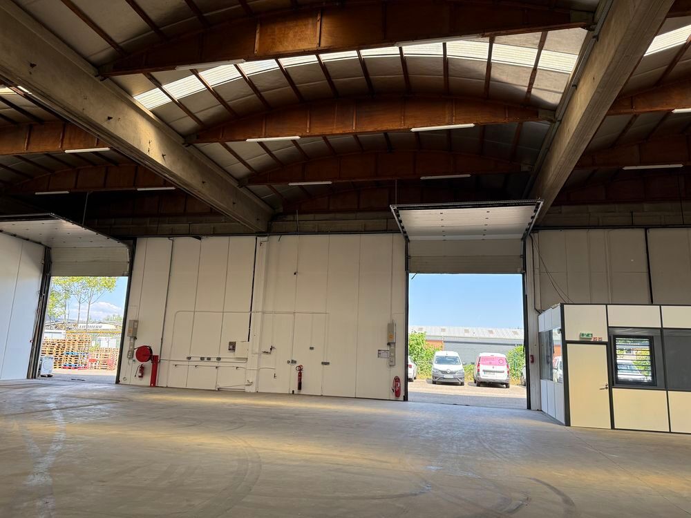   SAINT PRIEST DAUPHIN� : LOCAL 810 M2 A SAISIR 