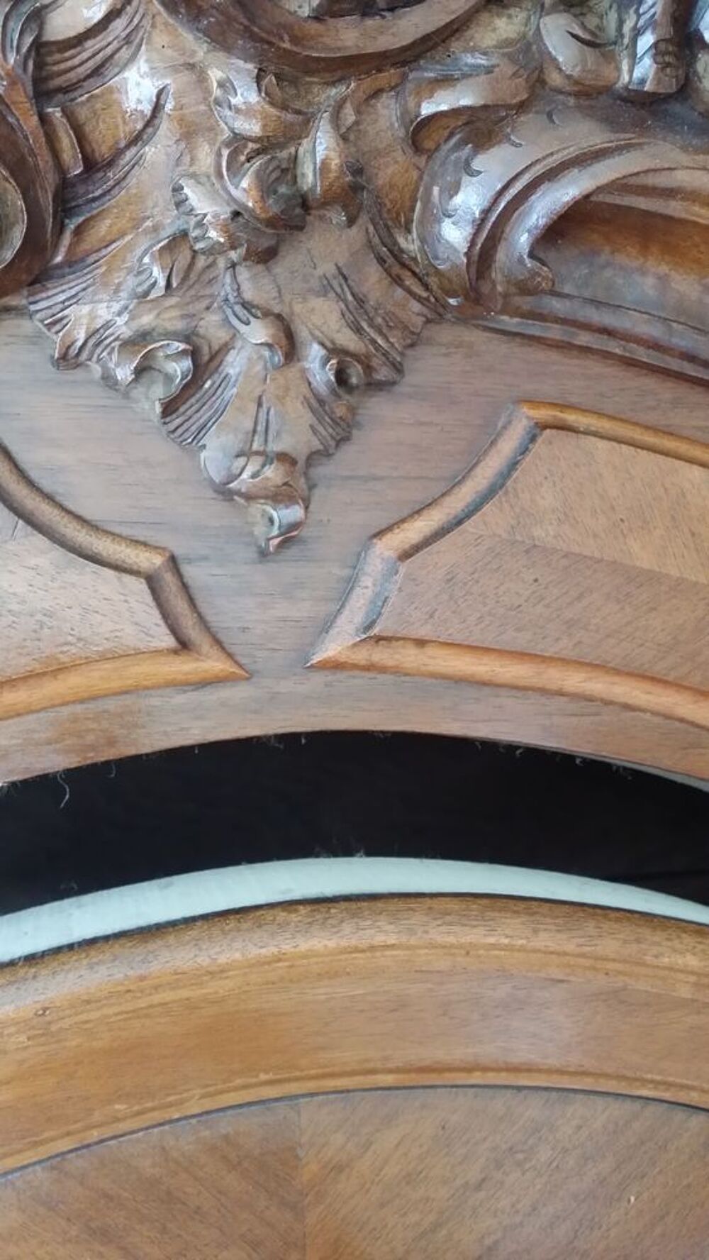 Armoire &agrave; glace &agrave; chapiteau d&eacute;cor&eacute; Meubles