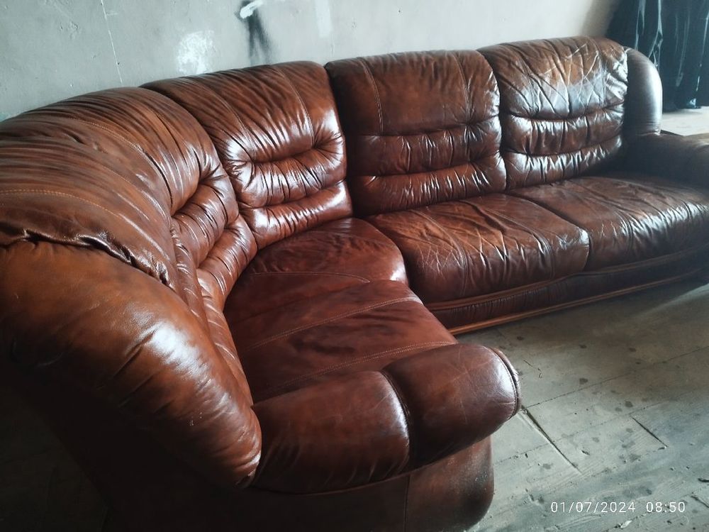 Canap&eacute; d'angle en cuir 5/6 places et son fauteuil Meubles