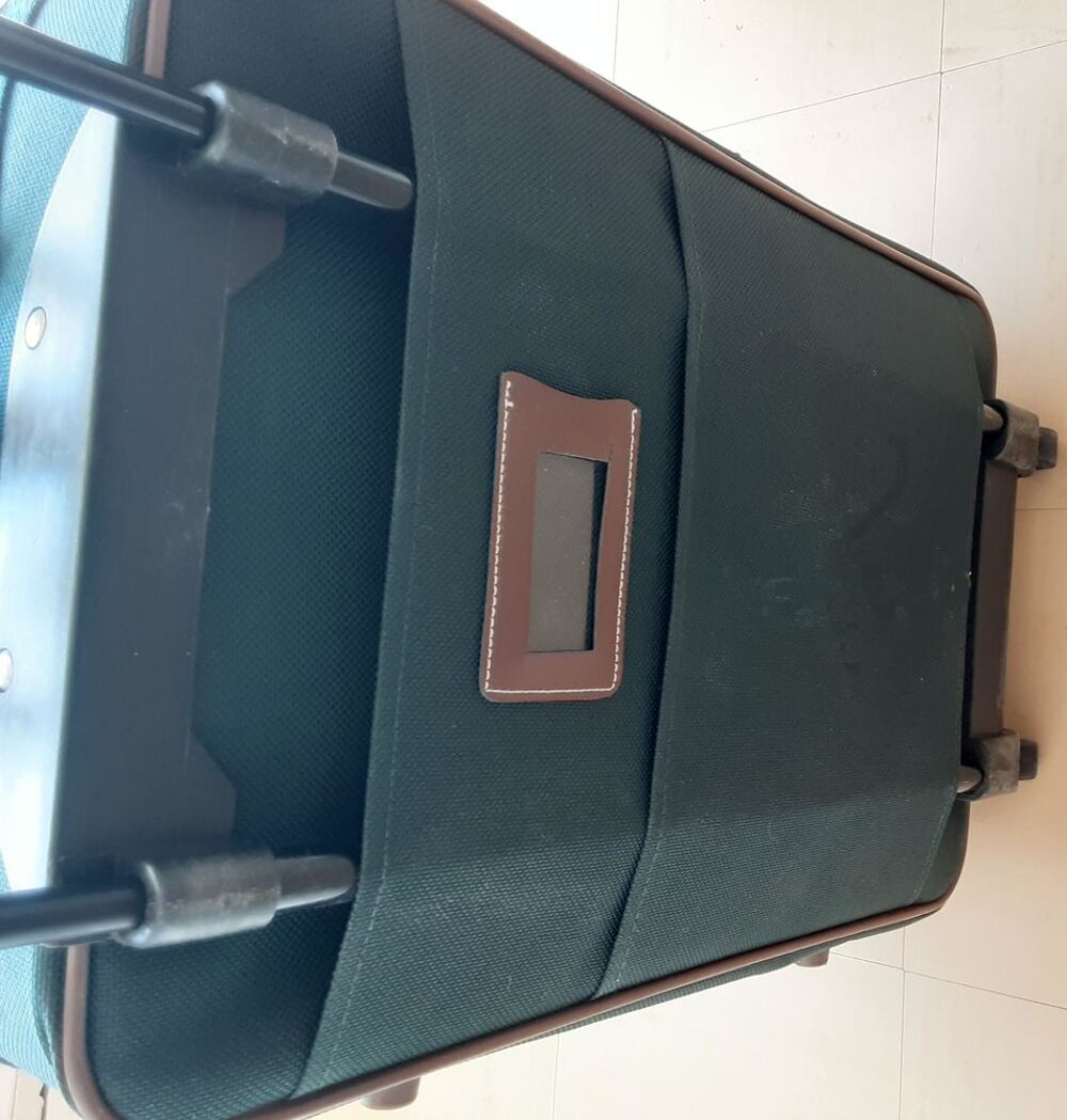 Valise &agrave; 2 roulettes, comme neuve. Maroquinerie