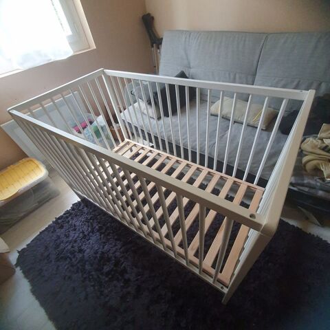 Lit blanc bois  barreaux enfants. 25 Saint-Germain (86)