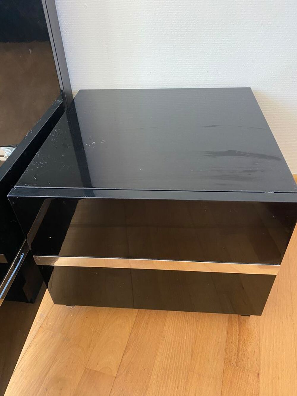 Lit 140x190 noir avec ses deux tables de chevet Meubles