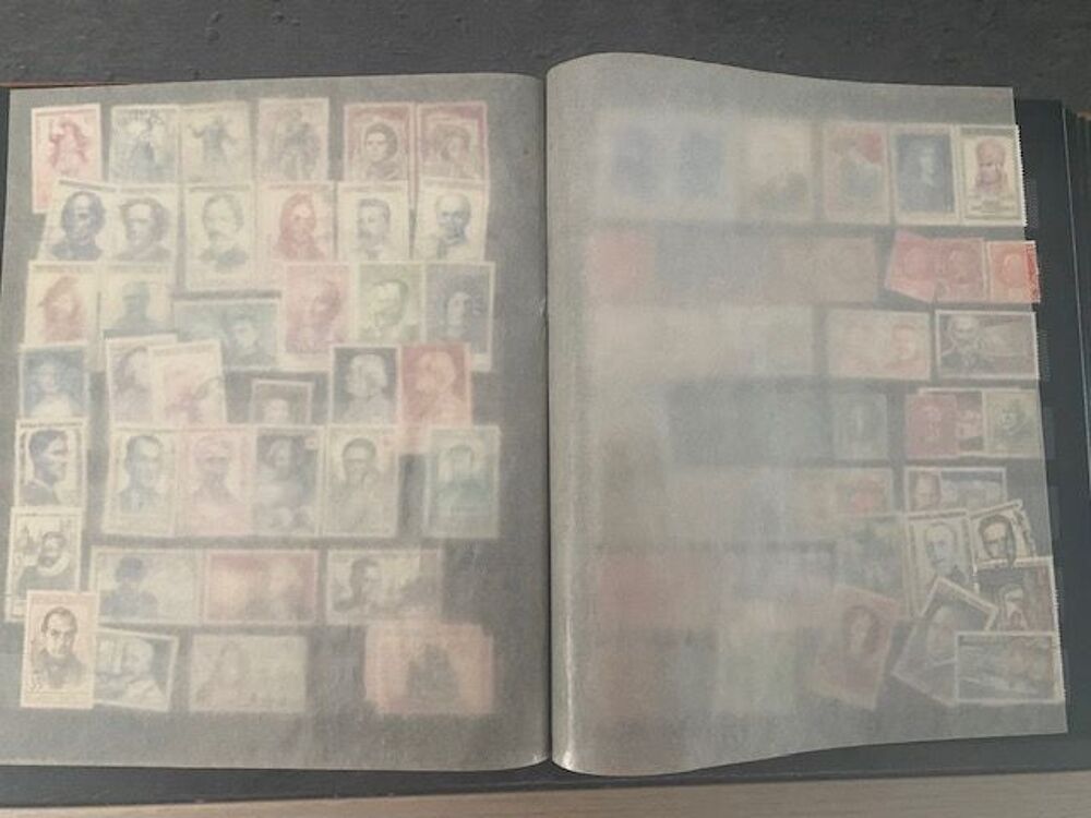 6 albums remplis de timbres divers 
