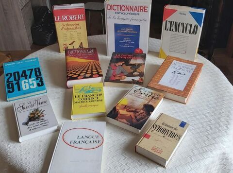1 lot de 12 différents dictionnaires .  15 Montpellier (34)