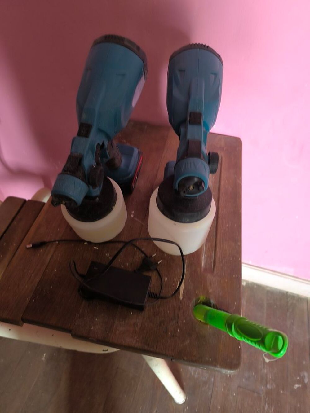 80€ deux pistolet &agrave; peinture Décoration