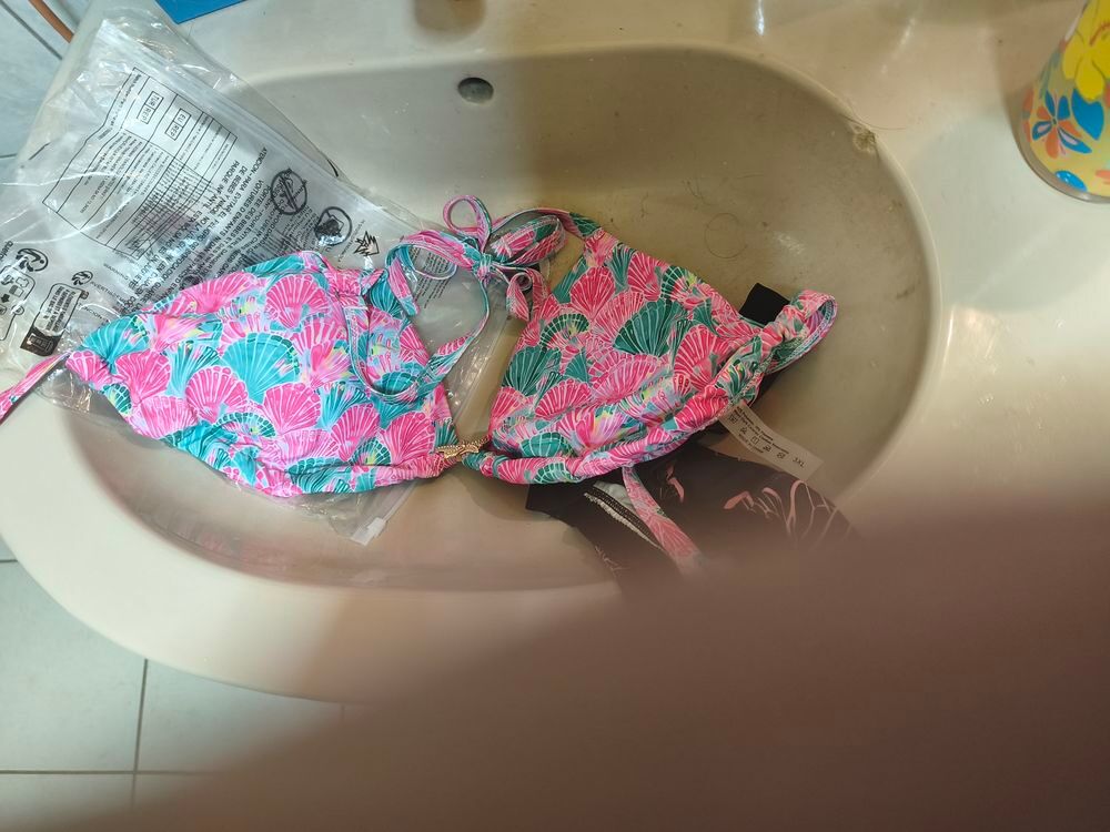 5€ haut bikini taille 3XL 
Si vous &ecirc;tes int&eacute;ress&eacute; Vêtements