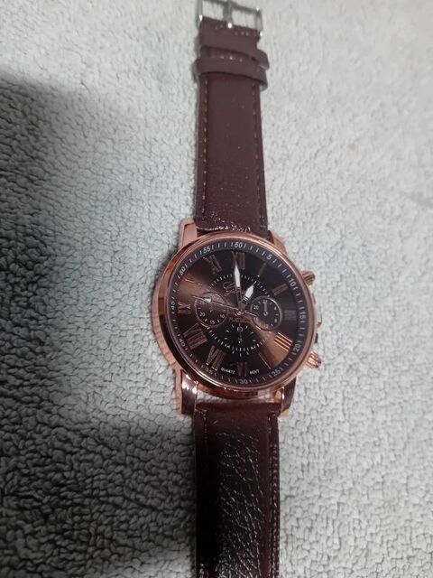 Promo Jolie montre pour femmes/filles marron neuve 0 L'Isle-d'Abeau (38)
