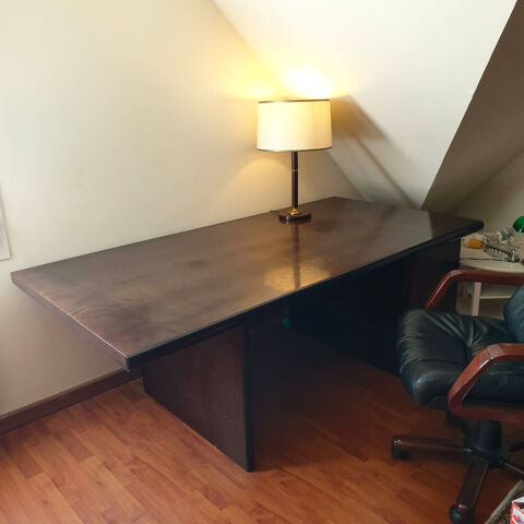 bureau /table bois couleur acajou 
100 Le Plessis-Macé (49)