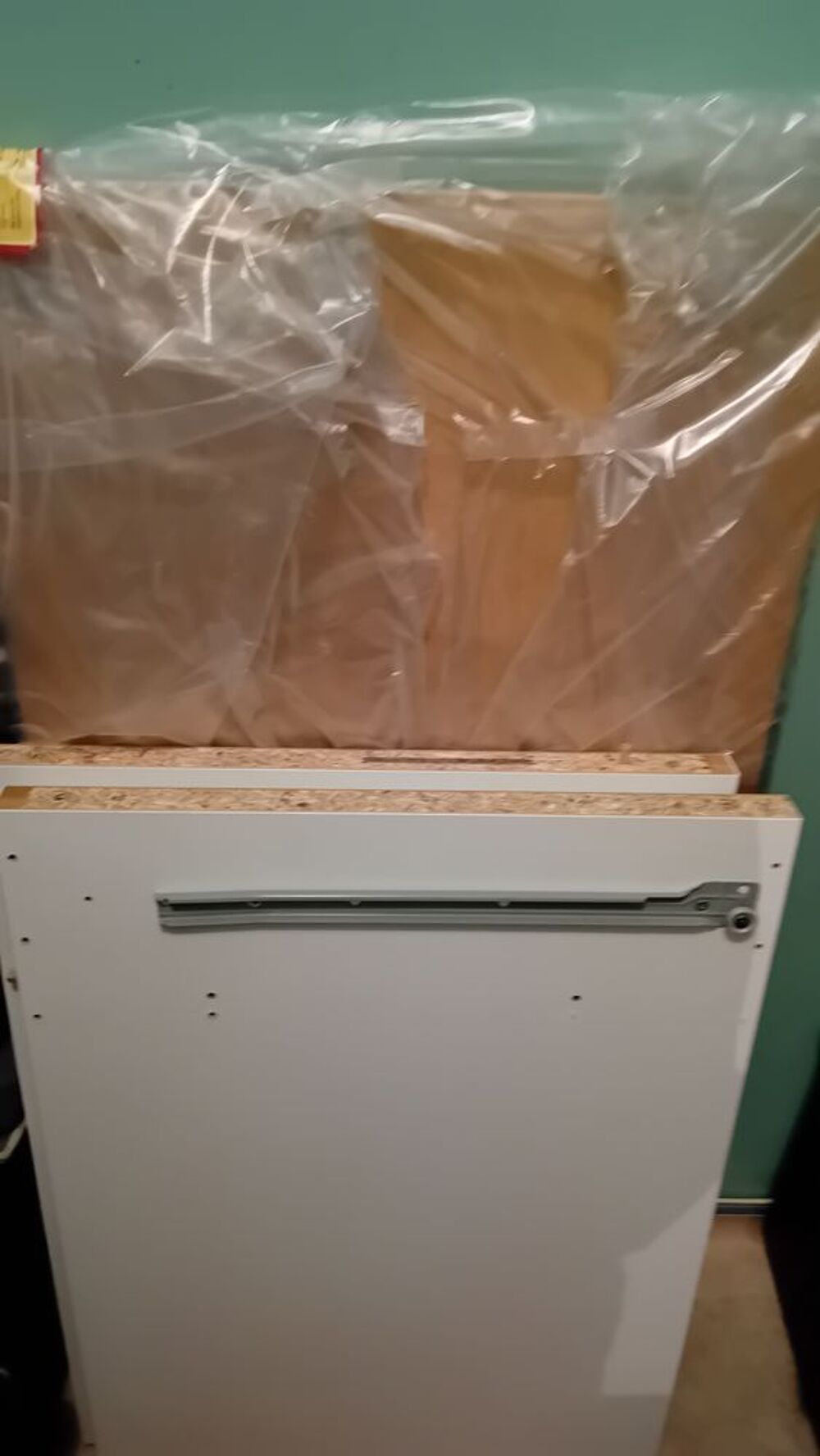 Bureau informatique 2 tiroirs et une porte c&ocirc;t&eacute; droit. Meubles