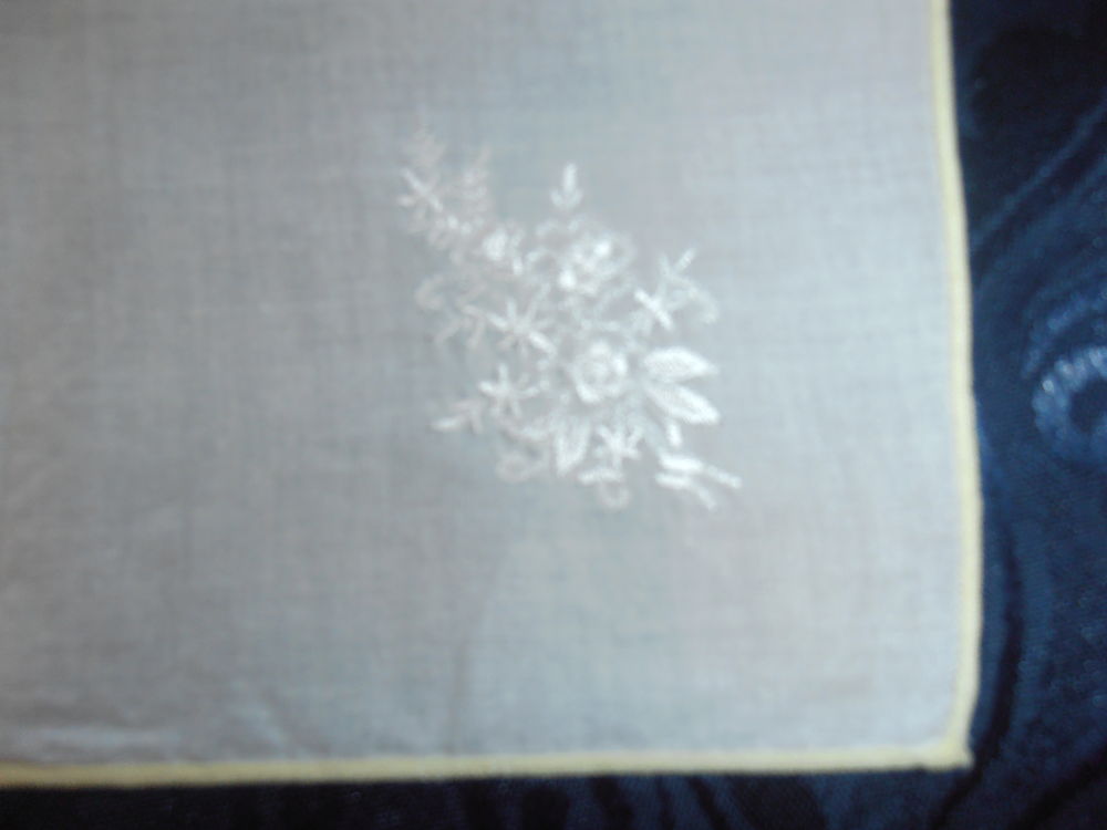Mouchoir broderie 1 (79) Vêtements