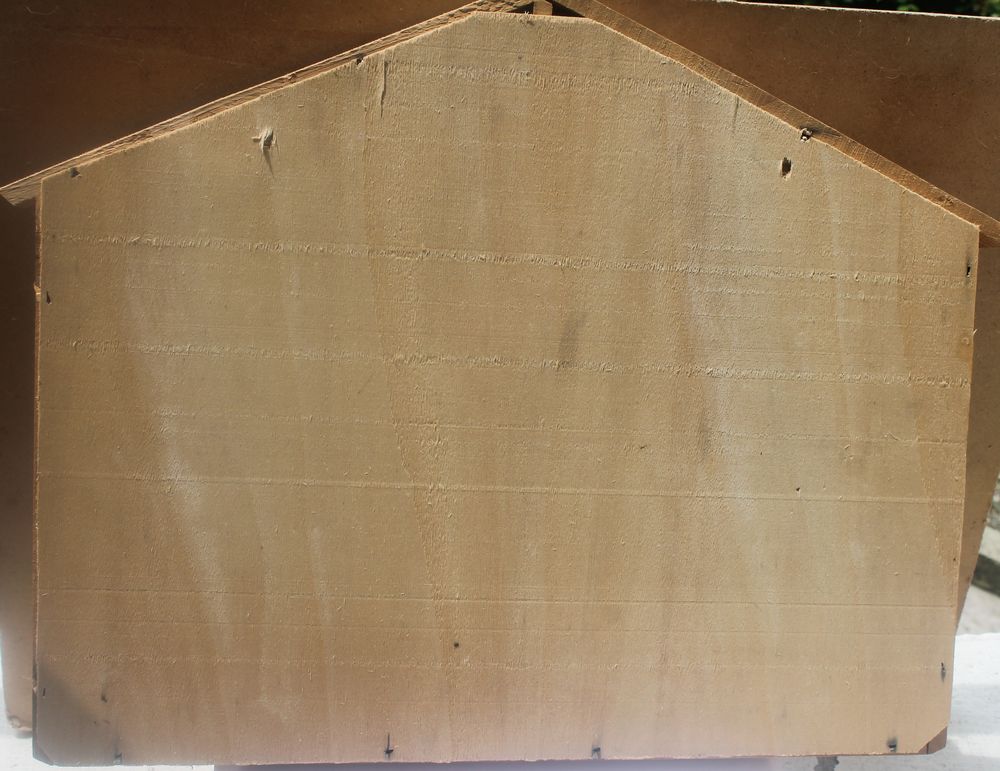 Maison en bois &agrave; accrocher fournie avec 36 Miniatures EDT 
