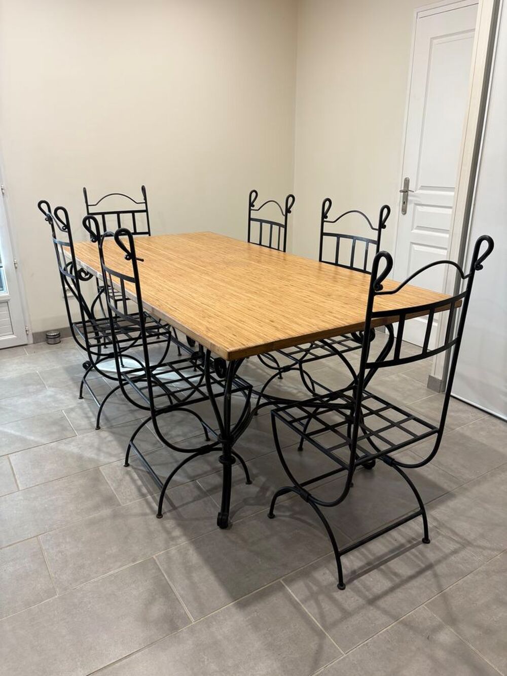 Table en bois + 6 chaises en fer Meubles