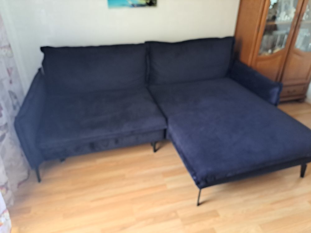 Canape avec coffre de rangement ,en velours bleu marinette 
Meubles