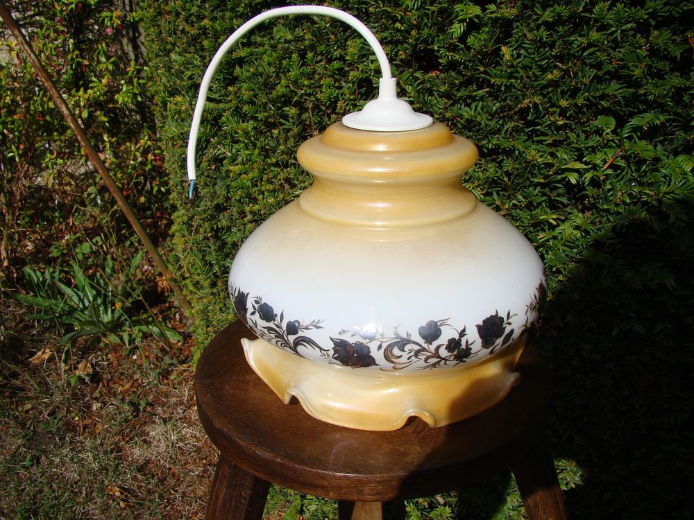 Suspension en opaline vintage ann&eacute;es 1970
Décoration