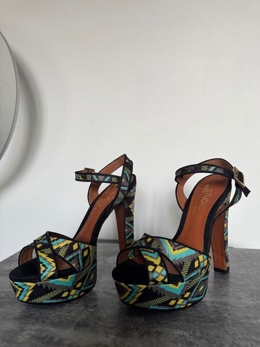 Sandales compens&eacute;es motif g&eacute;om&eacute;trique Chaussures