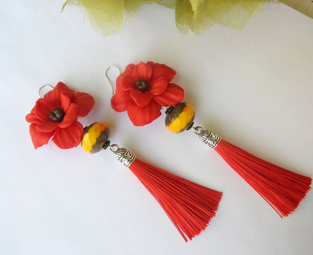 boucles d oreilles rouges avec les fleurs de coquelicot. Bijoux et montres