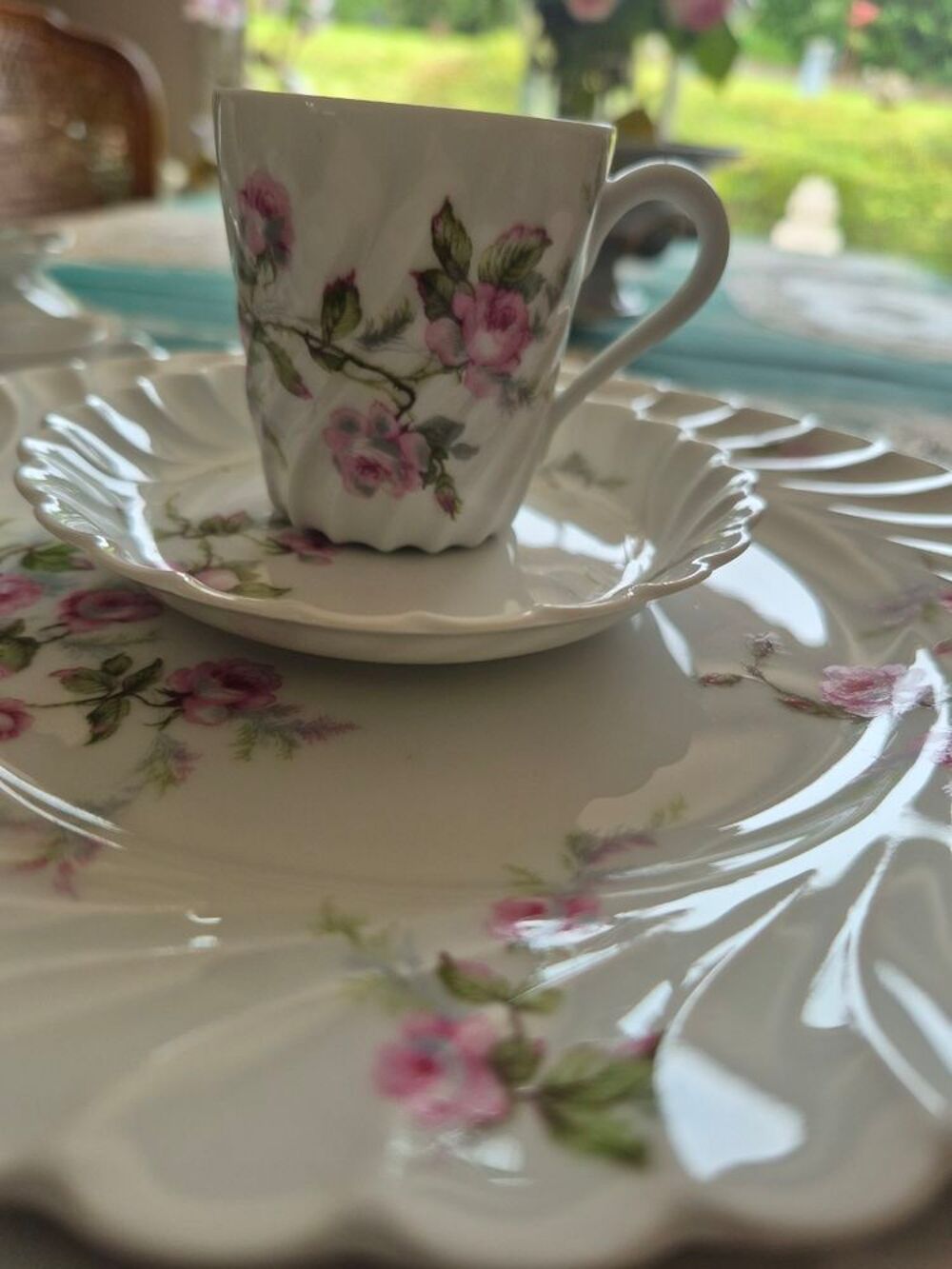 service caf&eacute; &amp; dessert porcelaine Haviland motif Eglantine Décoration