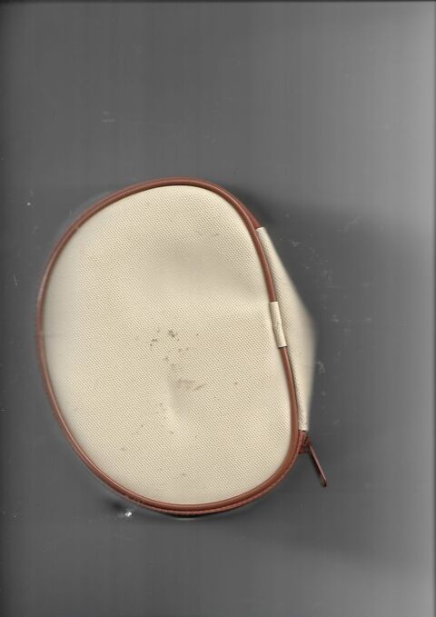 TROUSSE DE VOYAGE EN AVION NEUF 3 Saint-Denis-en-Val (45)