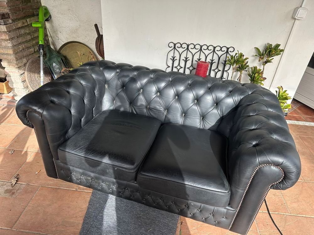 Canap&eacute; Chesterfield, noir, 2 personnes. Meubles