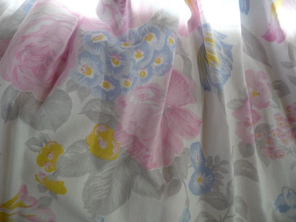 Jolie jupe fleurie taille 36 Vêtements