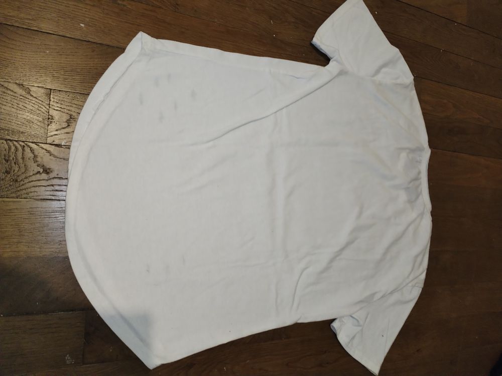 T-shirt homme effet trou&eacute; (taille M) Vêtements