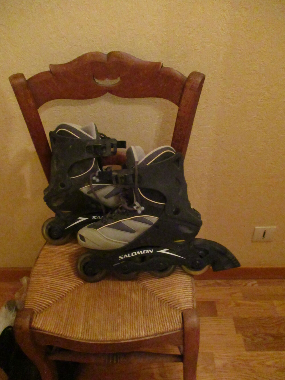 rollers pointure 39 plus et 2 paires de genouill&egrave;res Sports