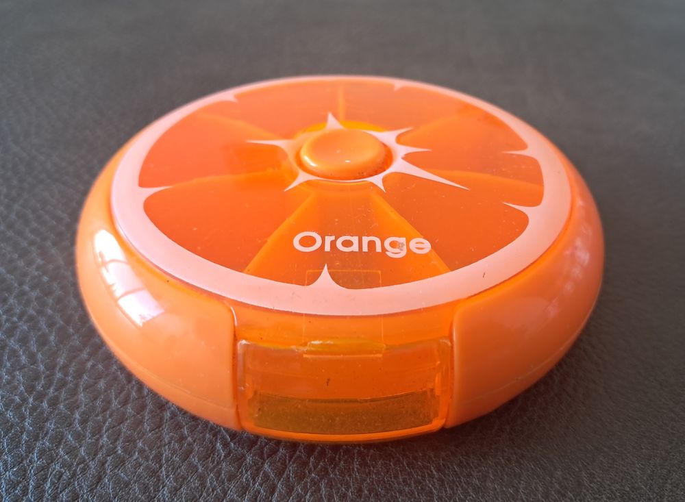 pilulier en forme de quartier d'orange avec bouton pressoir Sports